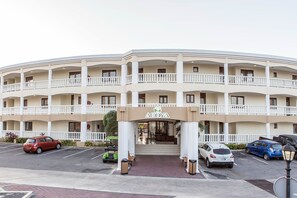 Exterior - Chic Apartment in Willemstad Surrounded by Tropical Garden (Willemstad)