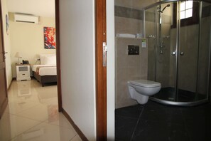 Classic-Apartment, 3 Schlafzimmer | Badezimmer | Duschwanne