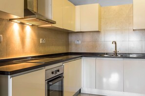 Een koelkast, een microgolfoven, een oven, een vaatwasser