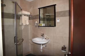 Combined shower/tub - Chic Apartment in Willemstad Surrounded by Tropical Garden (Willemstad)