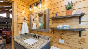 Stuga - 1 sovrum - kök - utsikt mot floden | Badrum | Badkar och dusch, gratis toalettartiklar, hårtork och handdukar