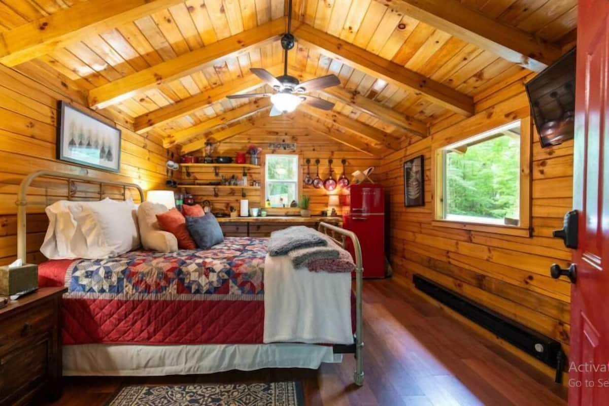 Cabin, 1 Bedroom, Kitchen, River View | Desk, laptop workspace, blackout drapes, free WiFi