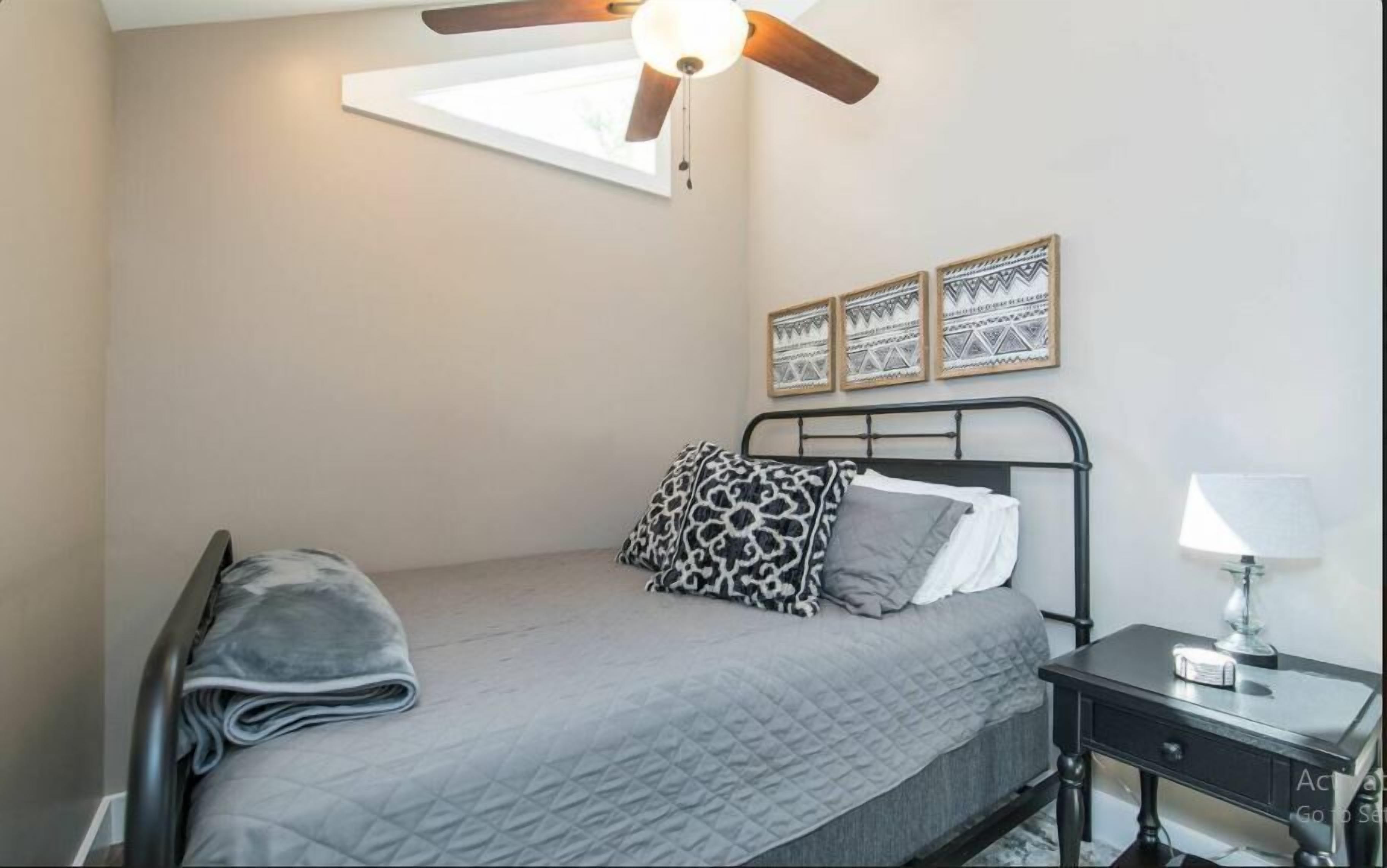 Cabin, 1 Bedroom, Kitchen, River View | Meja, ruang kerja komputer riba, langsir/tirai gelap terus 