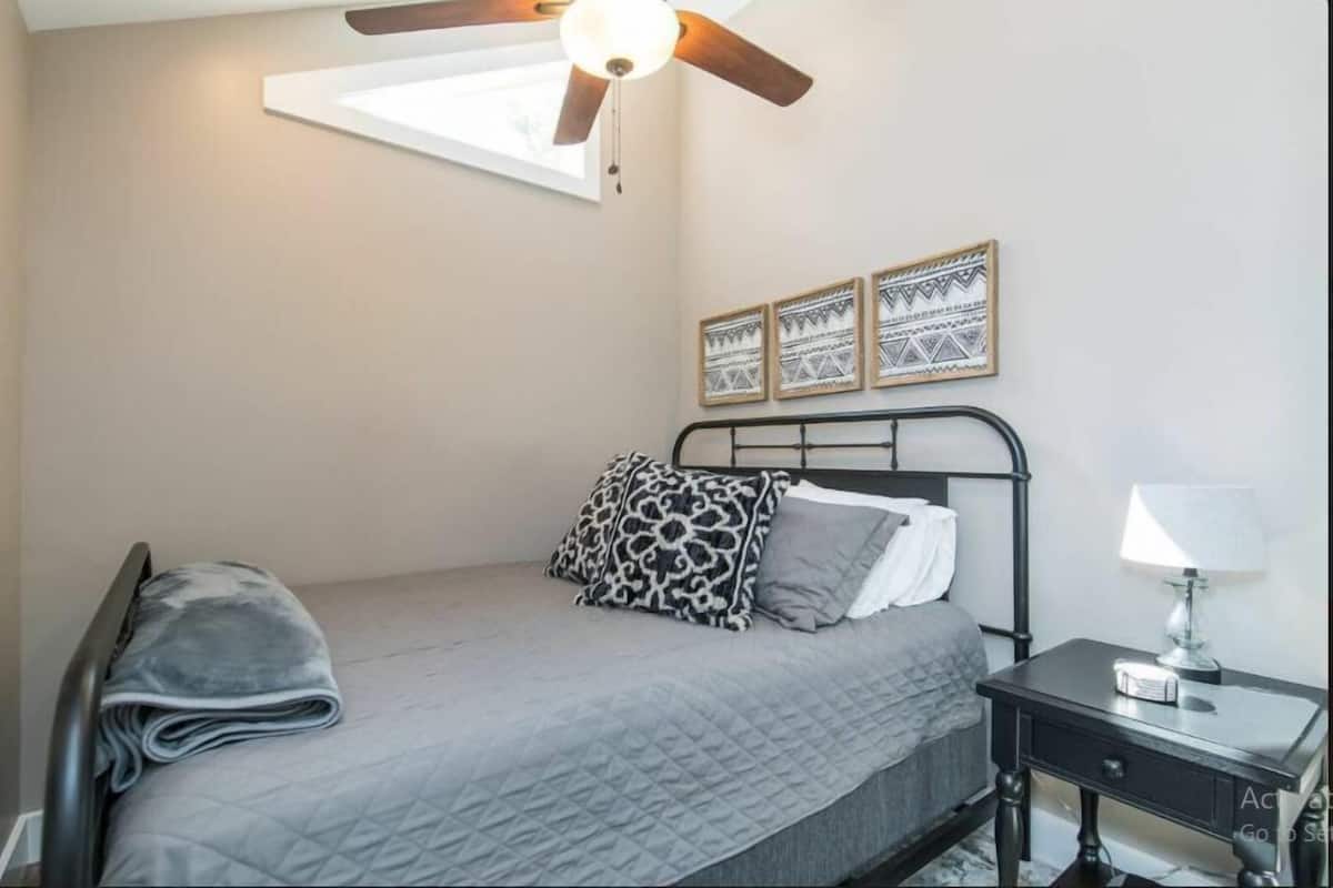 Cabin, 1 Bedroom, Kitchen, River View | Desk, laptop workspace, blackout drapes, free WiFi