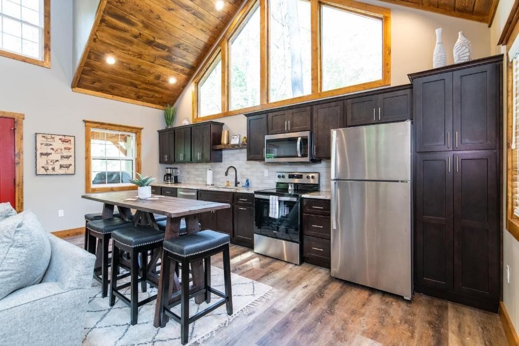 Private kitchen | Full-sized fridge, microwave, oven, stovetop