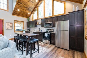 Refrigerador con freezer, microondas, horno, placa de cocina