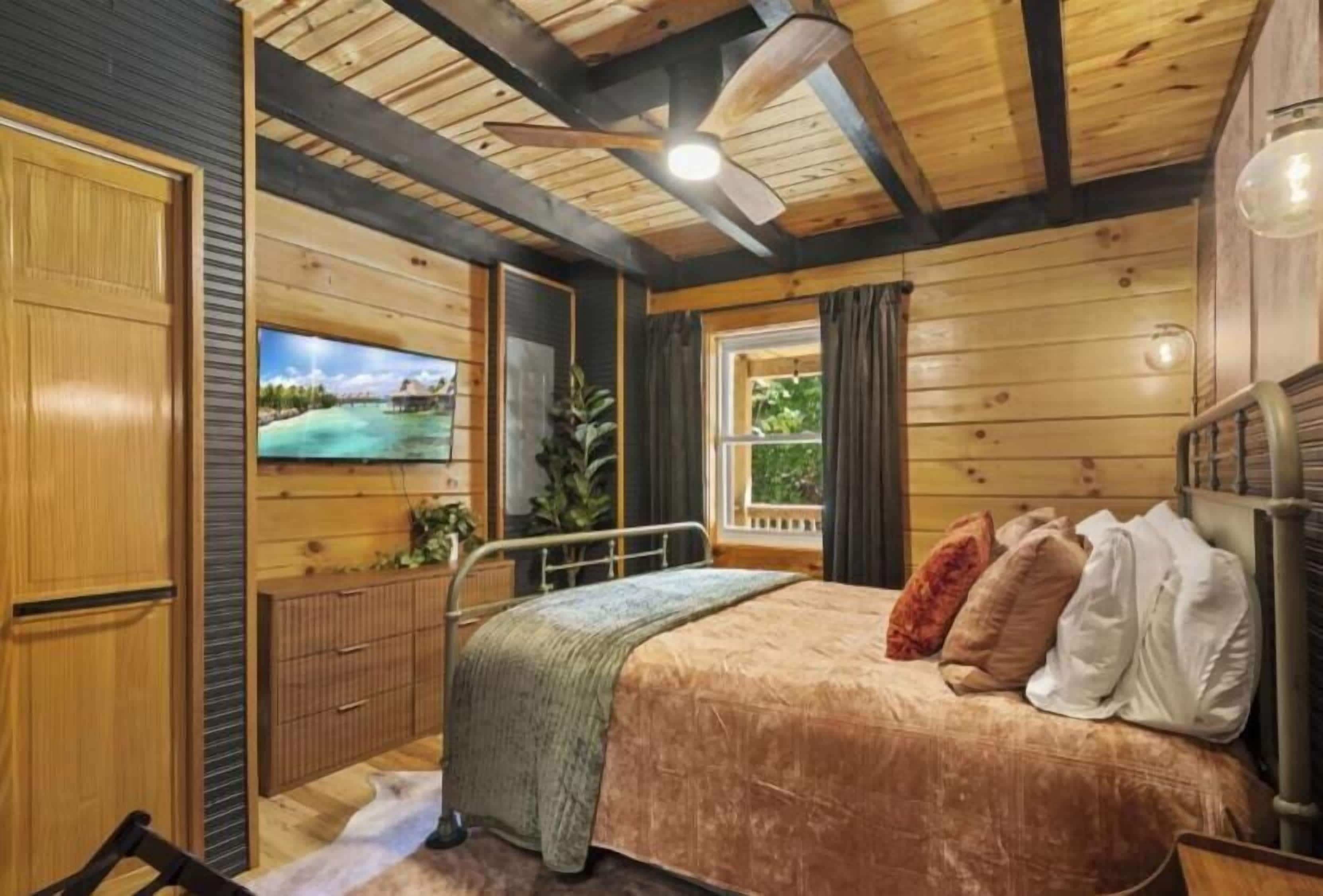 Cabaña, 2 habitaciones, cocina, vista al río | Escritorio, espacio para trabajar con laptop y cortinas blackout 