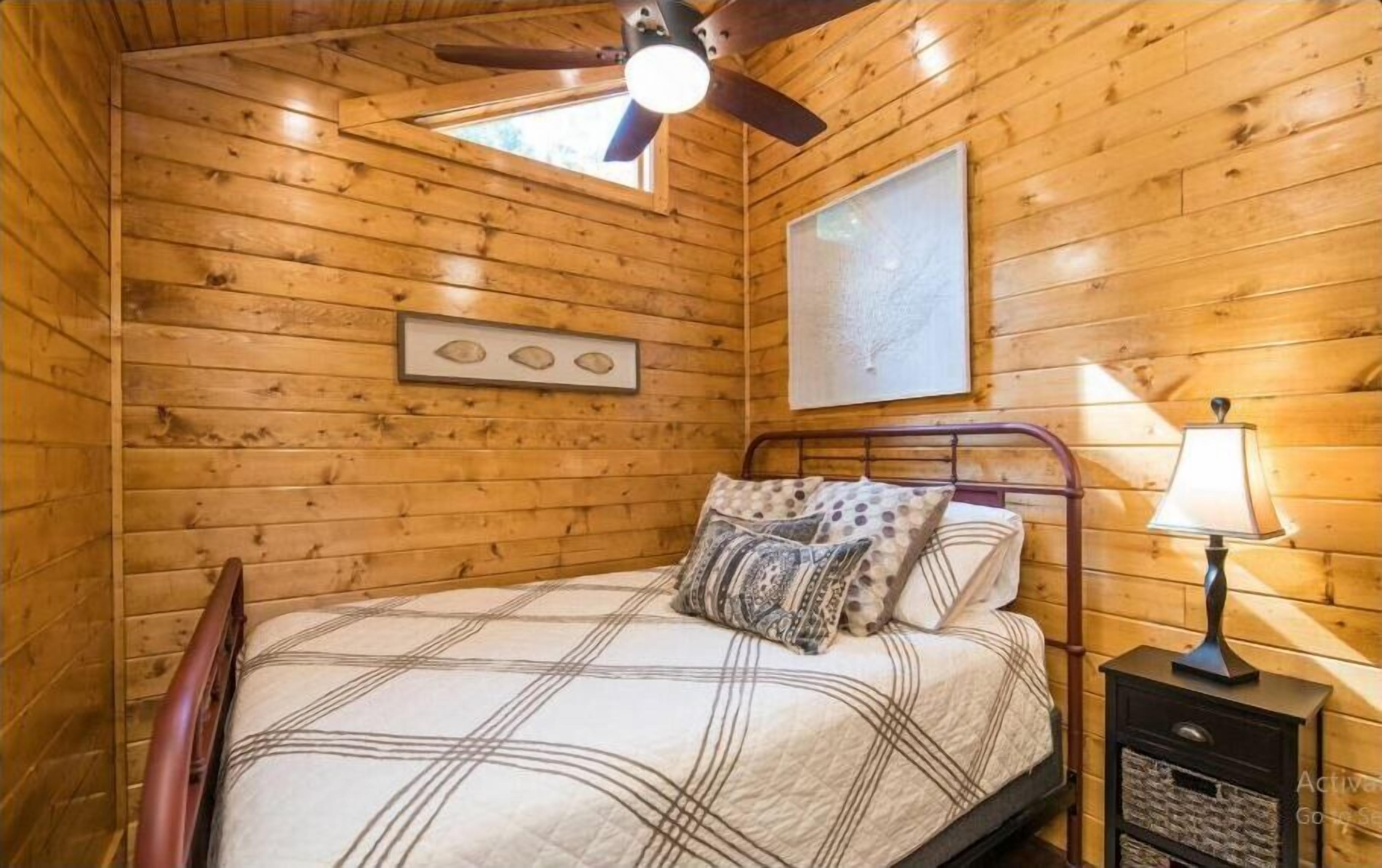 Cabin, 1 Bedroom, Kitchen, River View | Meja, ruang kerja komputer riba, langsir/tirai gelap terus 