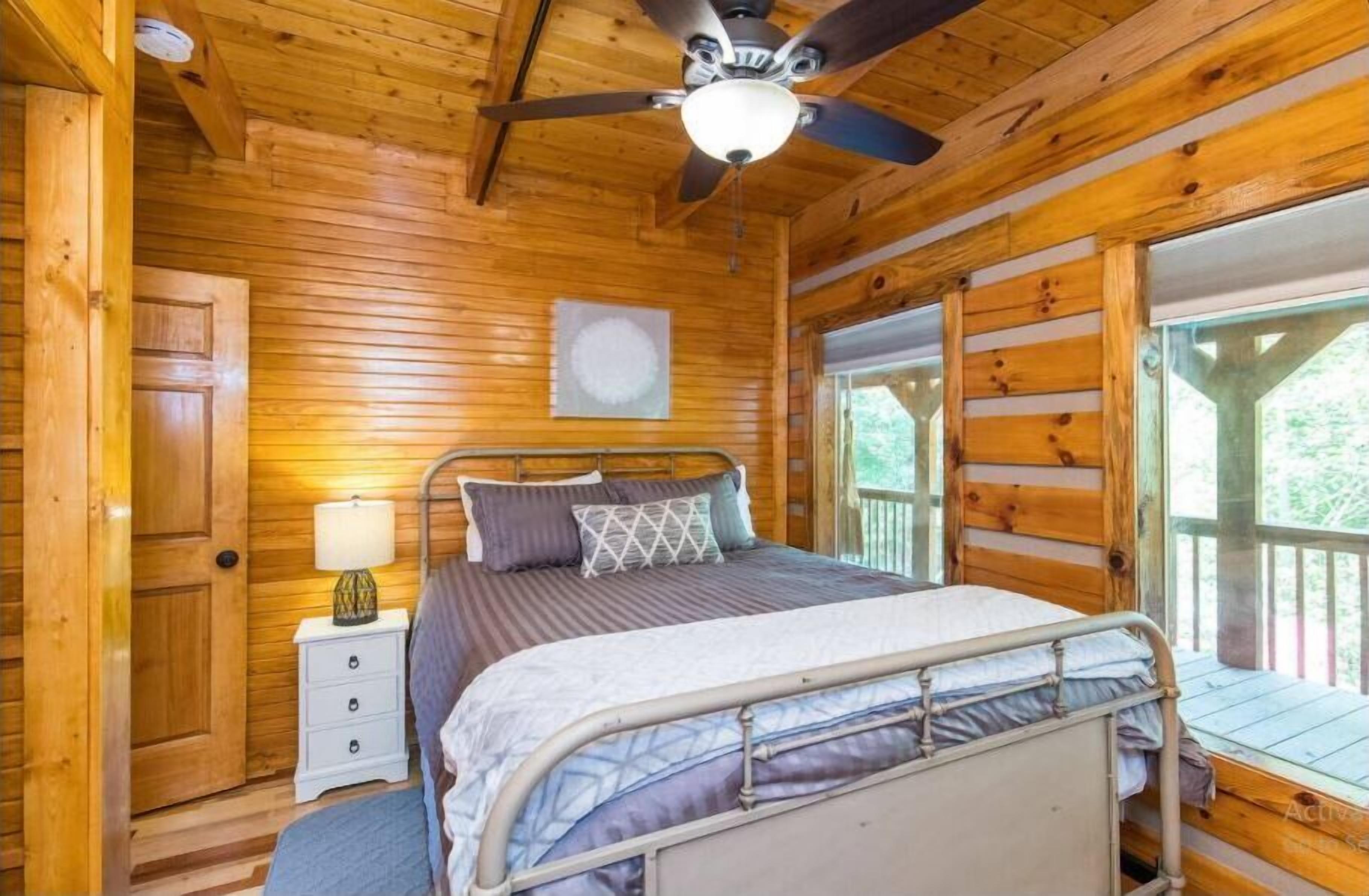 Cabin, 3 Bedrooms, Kitchen, River View | Meja, ruang kerja komputer riba, langsir/tirai gelap terus 