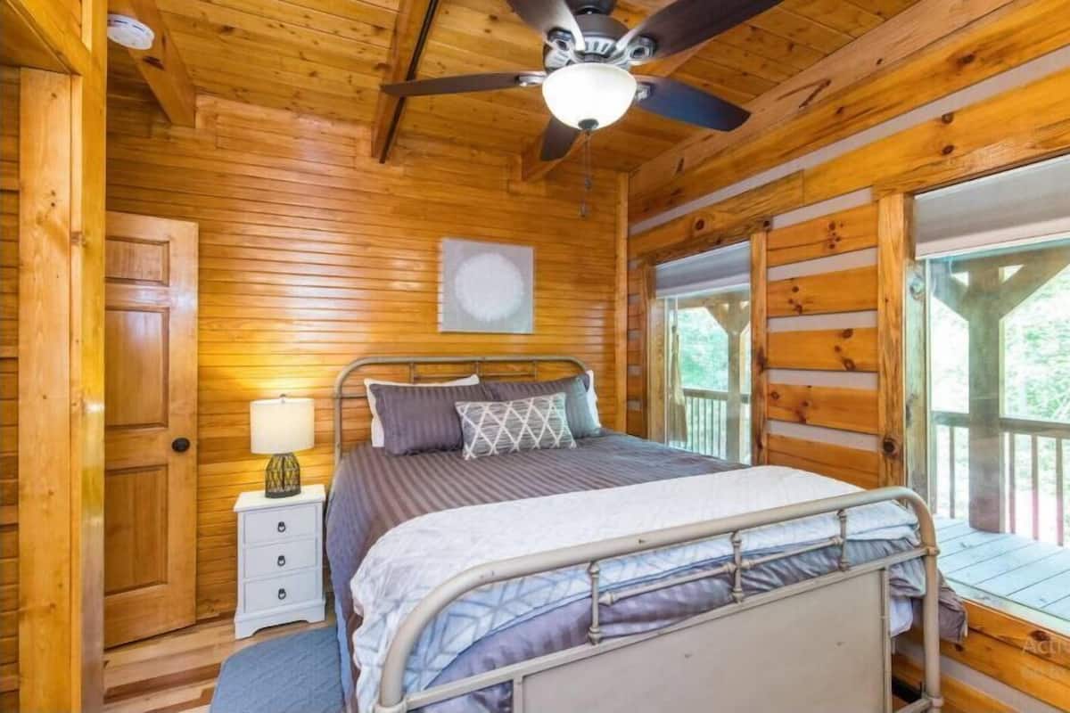 Cabana, 3 quartos, cozinha, vista para o rio | Escrivaninha, espaço de trabalho para notebook, cortinas blackout