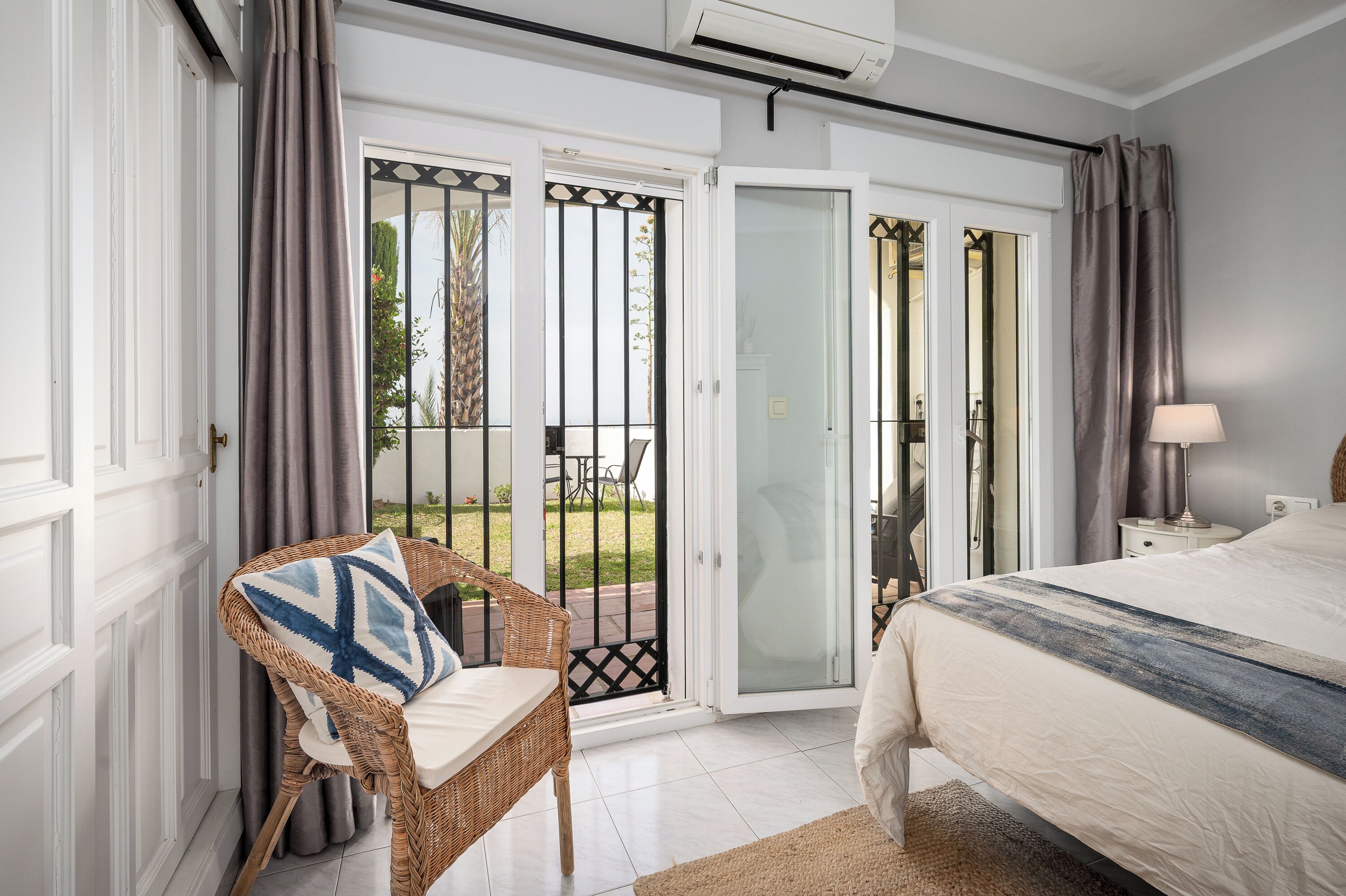 2 dormitoris, planxa i posts de planxar, Internet i roba de llit 