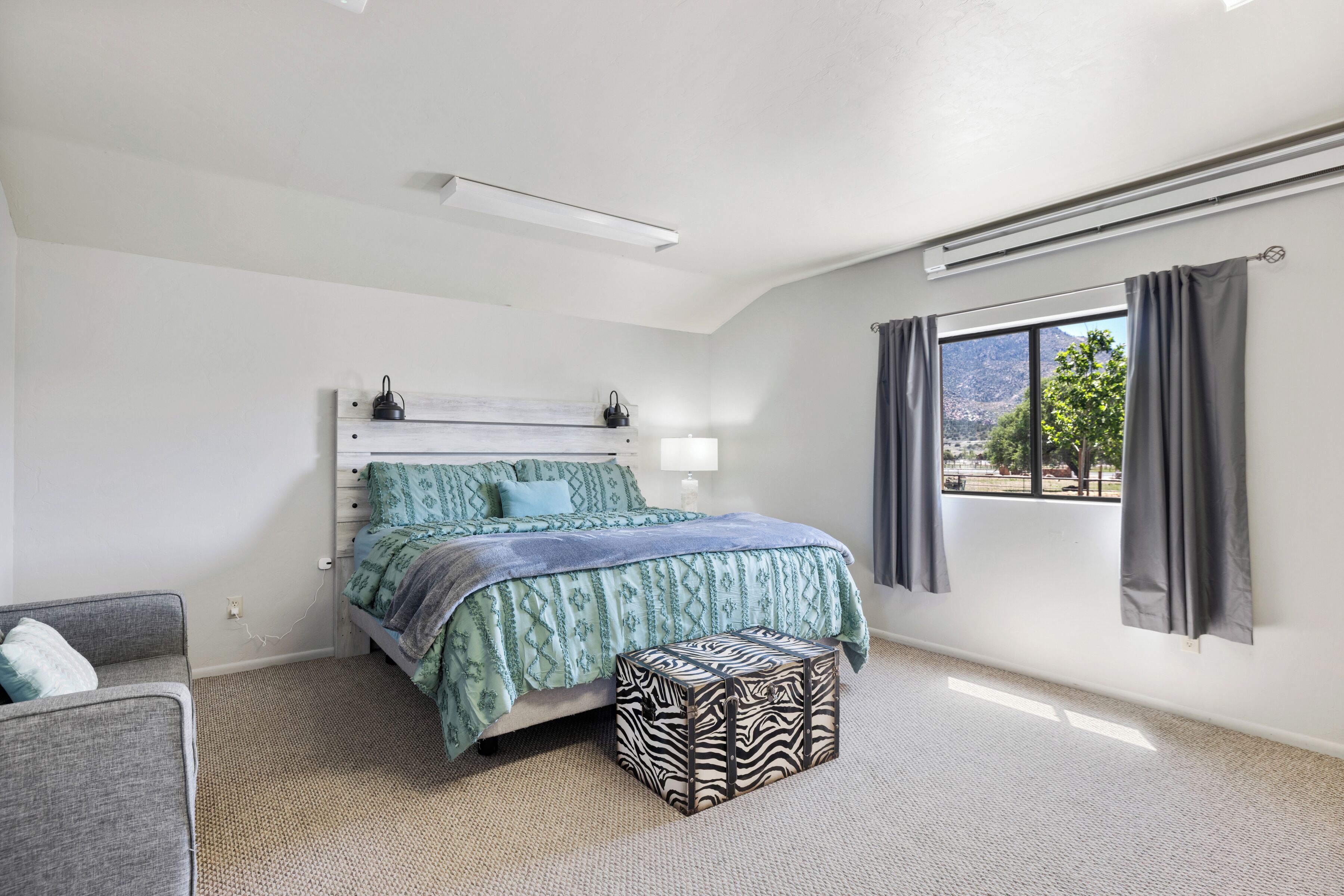 6 bedrooms, desk, free WiFi, bed sheets