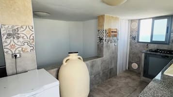 Douche, sĂšche-cheveux, serviettes fournies, savon