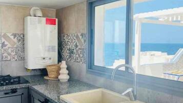 Een microgolfoven, een oven, een kookplaat, een vaatwasser