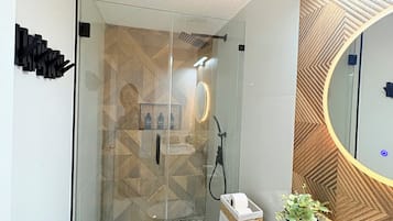 Haartrockner, Handtücher, Seife, Toilettenpapier