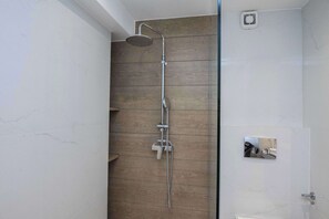 Shower, hair dryer, towels, shampoo