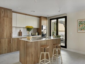 Kjøleskap, mikrobølgeovn, ovn og oppvaskmaskin