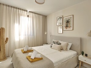3 bedrooms, free WiFi, bed sheets - Modern apartment in Estepona near marina with communal pool (Estepona)
