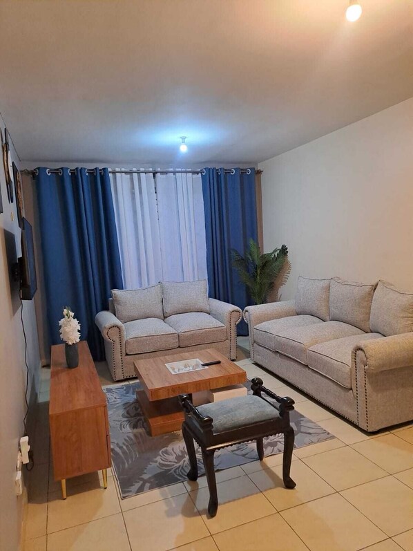 TV - Cozy 2-bedroom 2 bath apartment in awesome Pridelands 15 minutes from JKIA &SGR (Pridelands)