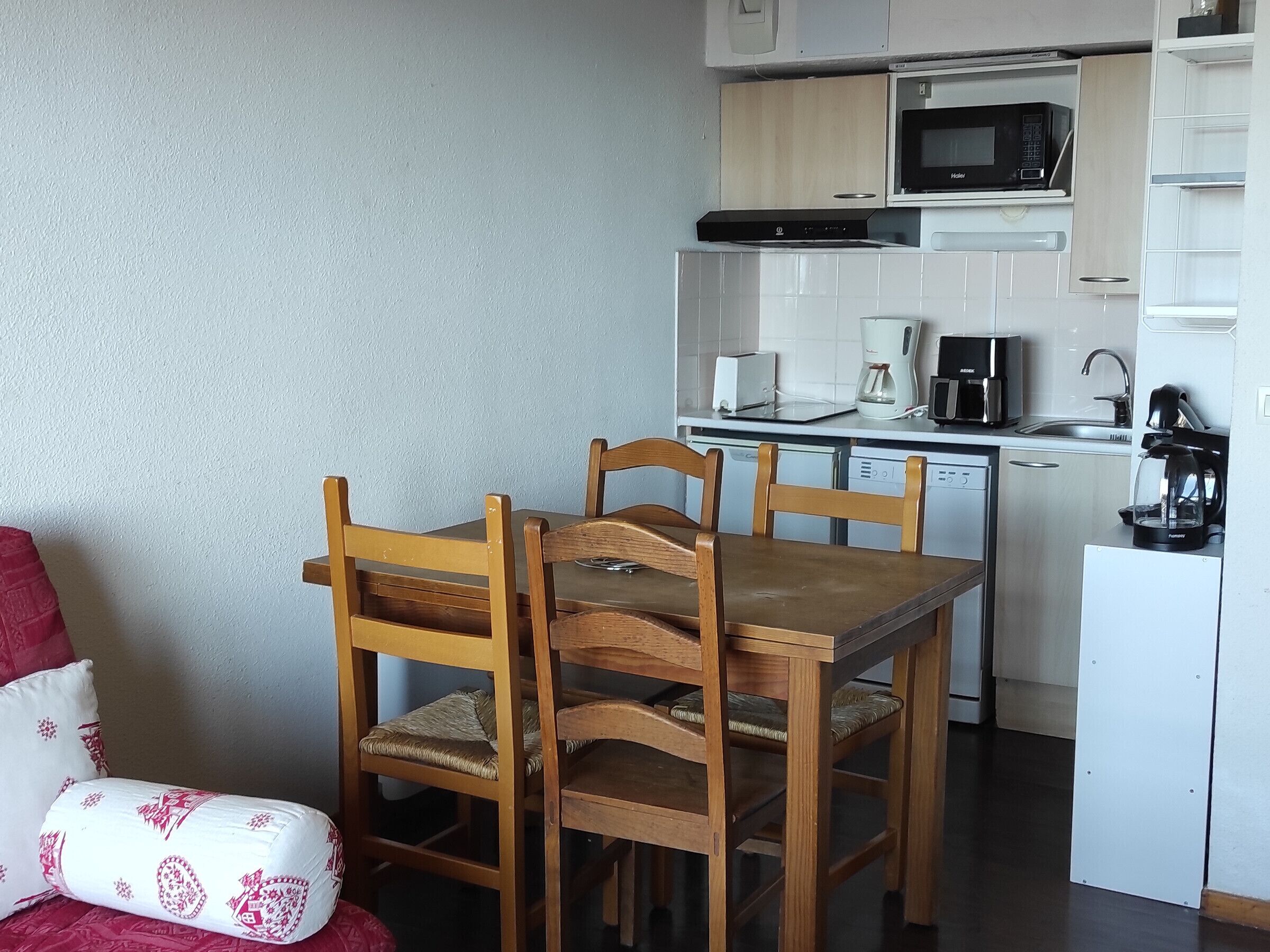 Køleskab, mikrobølgeovn, kogeplade, opvaskemaskine