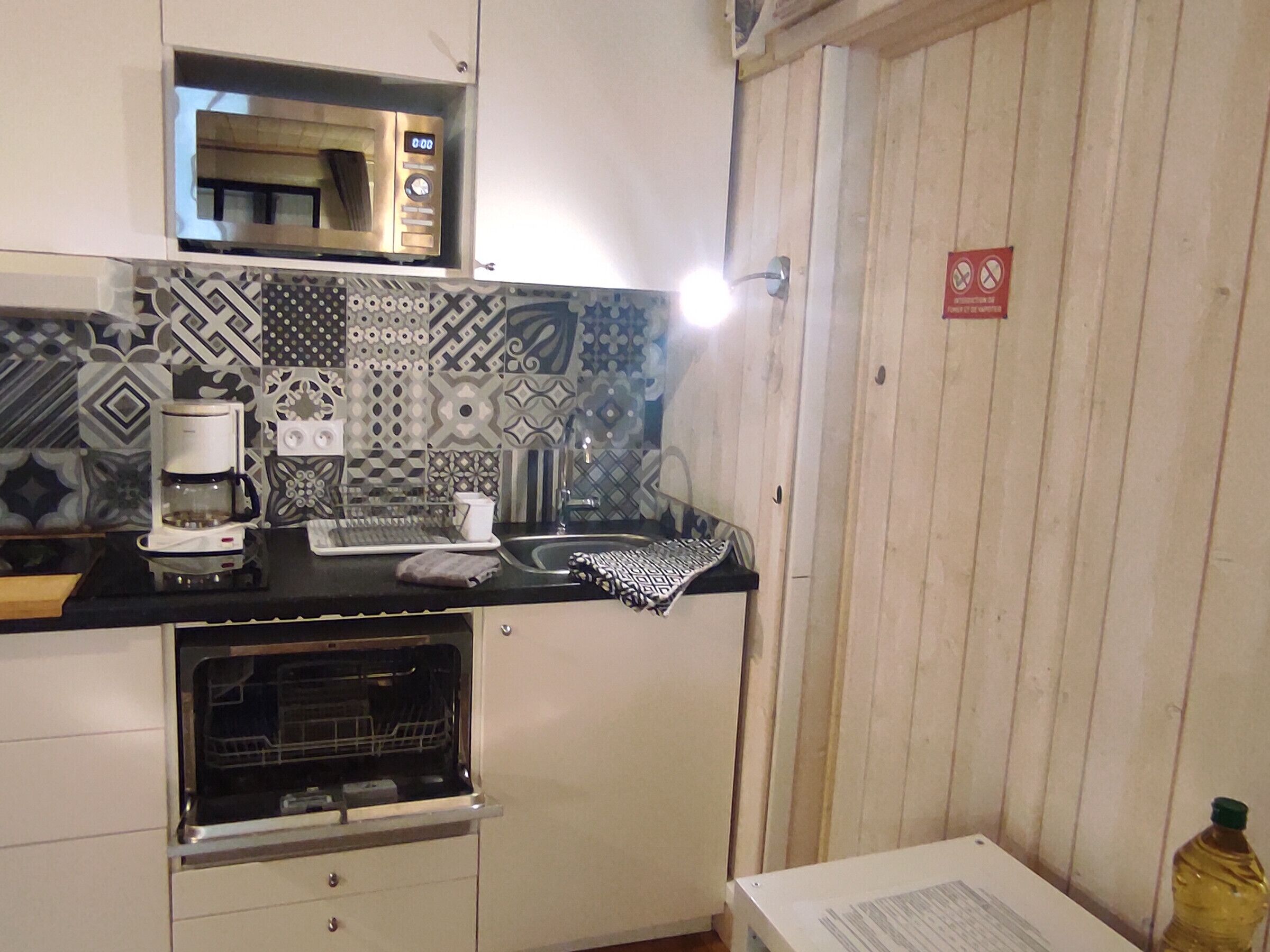 Frigorífico, microondas, placa de cocina y lavavajillas