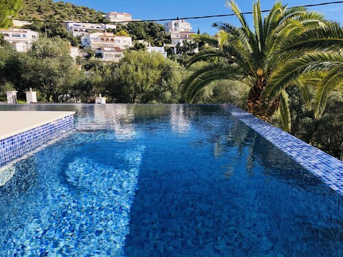 Modern villa in Roses with pool, air conditioning and private parking