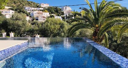Modern villa in Roses with pool, air conditioning and private parking