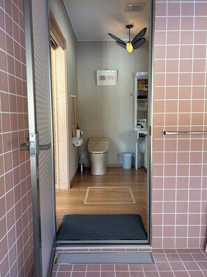 ヘアドライヤー、ビデ、タオル、石鹸