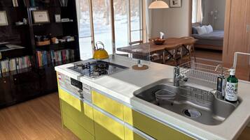 Frigorífico, microondas, horno y placa de cocina