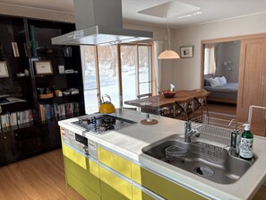 Fridge, microwave, oven, stovetop - Meanwhile Woods - large garden and private chalet overlooking Mt. Myoukou, 5 min. walk to Akakura Ski Resort main gondola (妙高市田切西原)