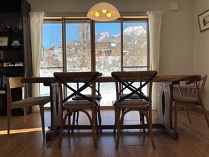 Dining - Meanwhile Woods - large garden and private chalet overlooking Mt. Myoukou, 5 min. walk to Akakura Ski Resort main gondola (妙高市田切西原)