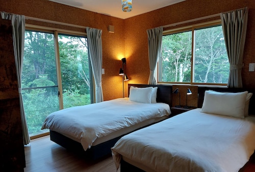 Meanwhile Woods - large garden and private chalet overlooking Mt. Myoukou, 5 min. walk to Akakura Ski Resort main gondola