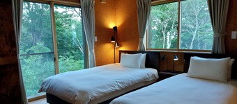 Meanwhile Woods - large garden and private chalet overlooking Mt. Myoukou, 5 min. walk to Akakura Ski Resort main gondola