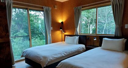 Meanwhile Woods - large garden and private chalet overlooking Mt. Myoukou, 5 min. walk to Akakura Ski Resort main gondola