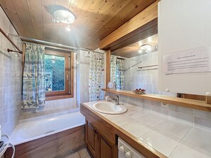 Bathroom - 2-bedroom apartment, Mont Blanc view, parking included (Combloux)