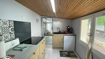 Een koelkast, een microgolfoven, een oven, een vaatwasser