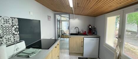 Réfrigérateur, micro-ondes, four, lave-vaisselle