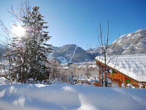 A snow-covered mountain landscape with a wooden cabin and a ski lift in the foreground. - Chalet Familial 10 Pers. avec Cheminée et Parking à 700m des Pistes - La Salle-les-Alpes (La Salle-les-Alpes)