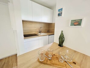 Kühlschrank, Mikrowelle, Herdplatte, Geschirrspüler