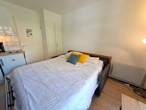 Room - Comfortable studio for 4, quiet area with covered parking (Les Deux Alpes)