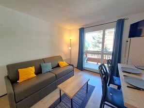 TV - Comfortable studio for 4, quiet area with covered parking (Les Deux Alpes)