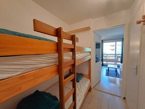 Room - Comfortable studio for 4, quiet area with covered parking (Les Deux Alpes)