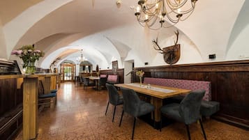 Se sirven almuerzos y cenas, restaurante con mesas al aire libre