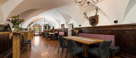 Lunch och middag serveras, med uteservering