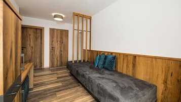 Minibar, caja de seguridad en la habitación, wifi gratis y ropa de cama