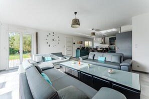 TV - Holiday Home in the Heart of the Basin with Pool (Cazaux)