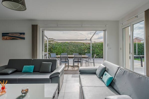 TV - Holiday Home in the Heart of the Basin with Pool (Cazaux)