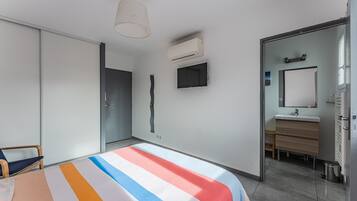 4 bedrooms, iron/ironing board, WiFi, bed sheets