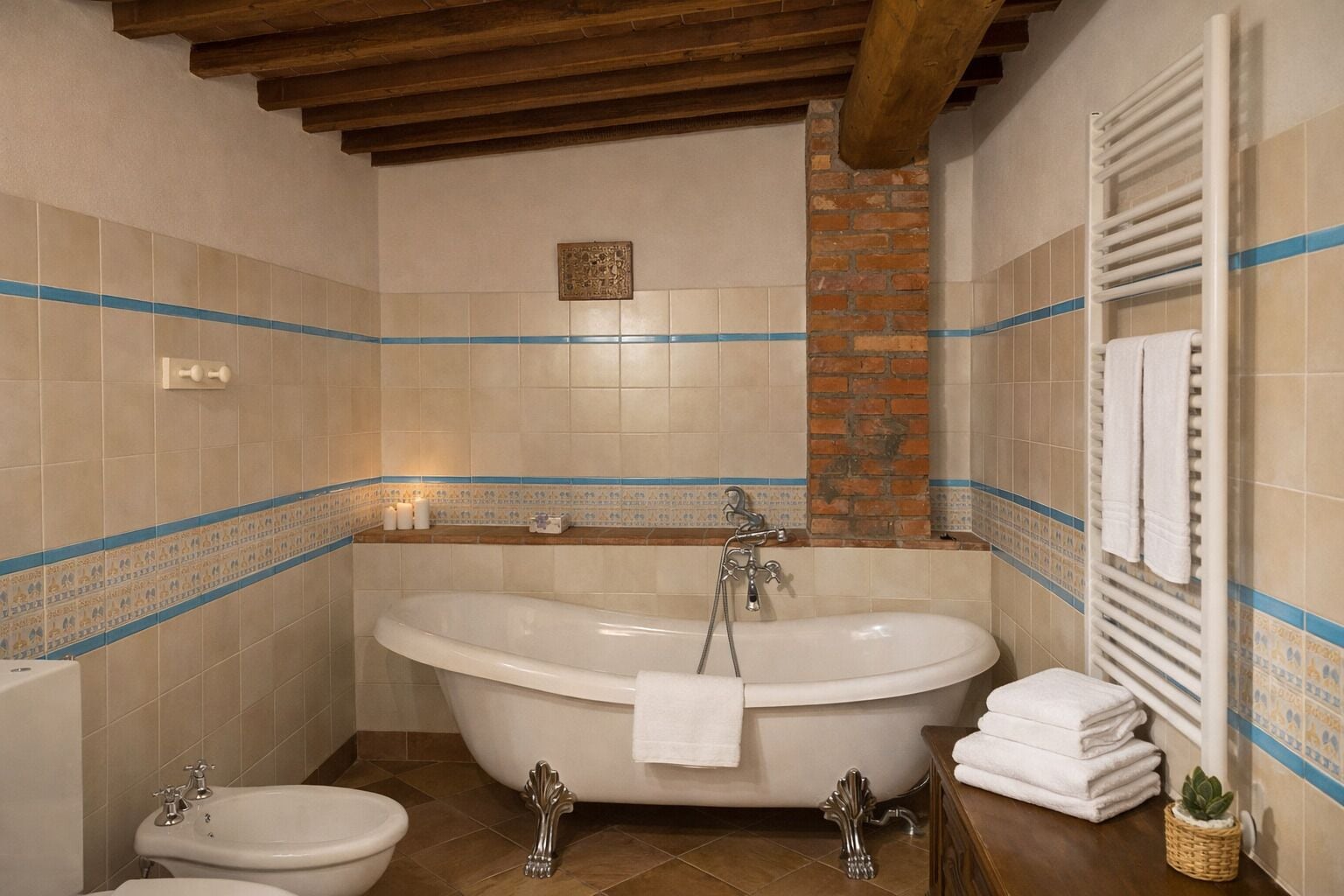 Une salle de bain avec une baignoire sur pieds, un bidet et un porte-serviettes.