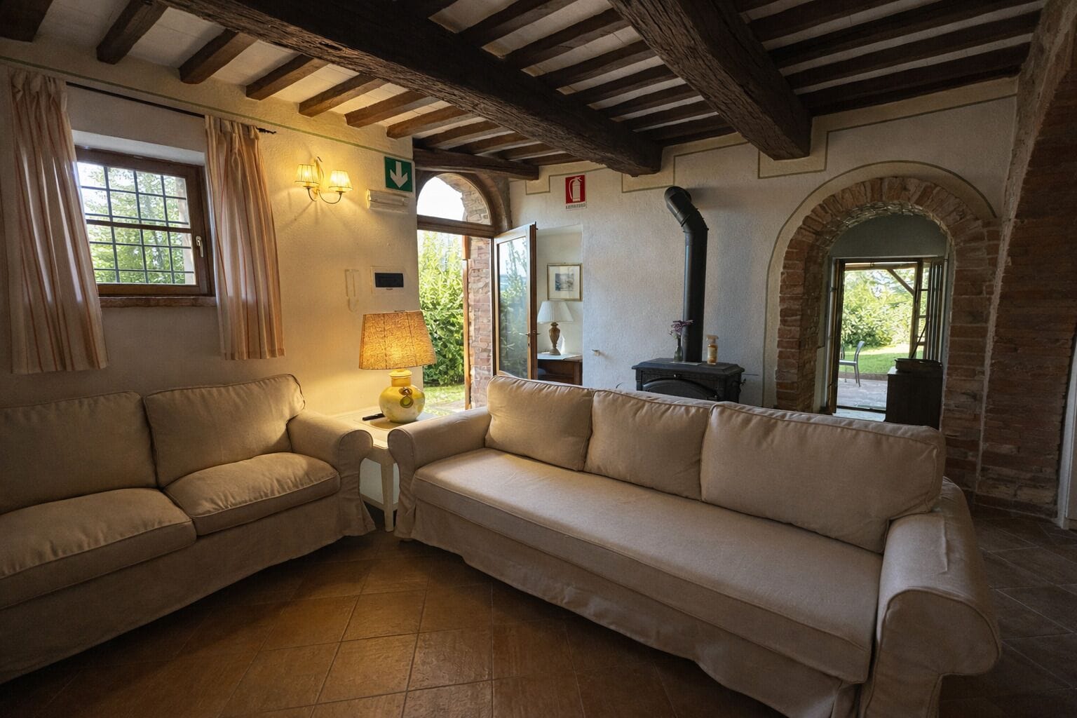 Una sala de estar acogedora con un sofá, una lámpara y una chimenea.